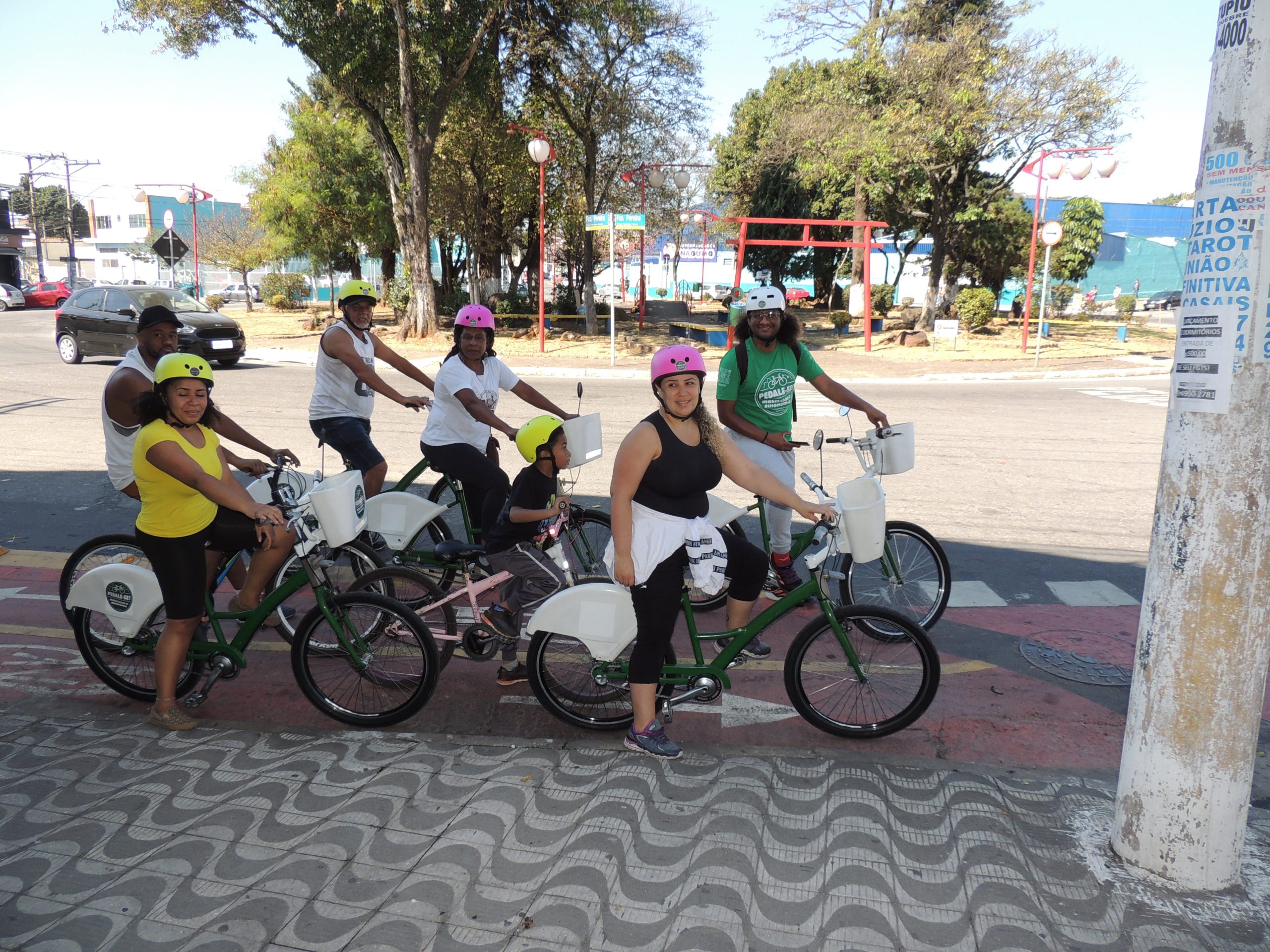 Turistas pedalam por pontos históricos na Vila Curuçá, em São Paulo