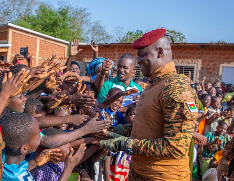A revolução de Ibrahim Traoré: o que está acontecendo em Burkina Faso?
