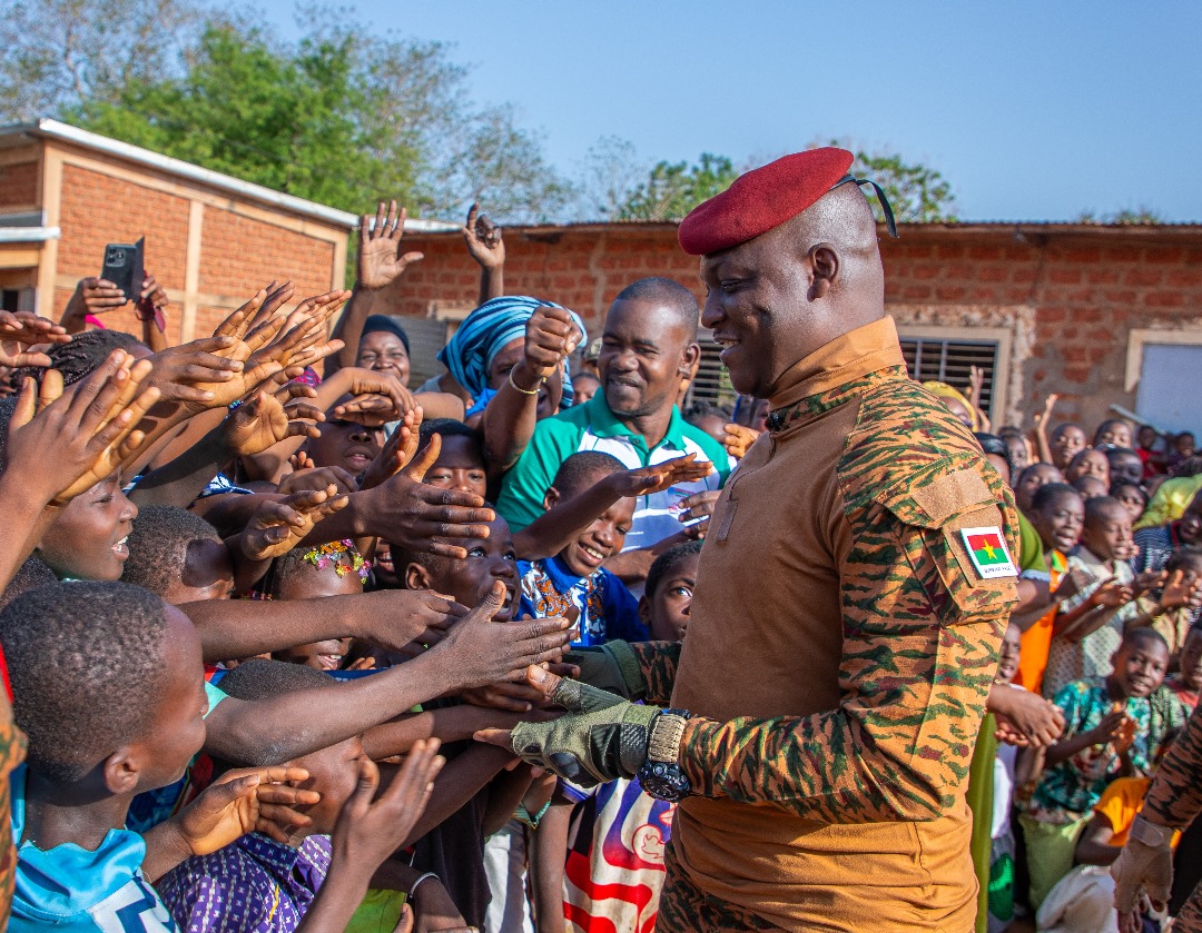 Ibrahim Traoré, presidente de Burkina Faso, foi uma das primeiras vozes a contestar a atuação militar francesa na África do Oeste