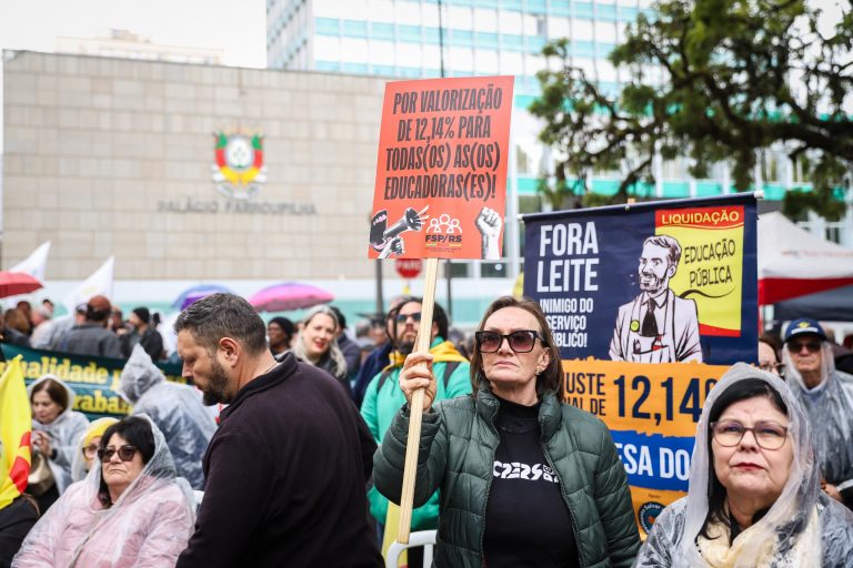 Servidores e estudantes tomam as ruas de Porto Alegre por salários, saúde e educação