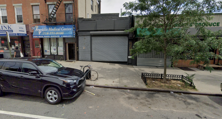 Atiradores abrem fogo contra restaurante em Nova York e deixam três pessoas mortas