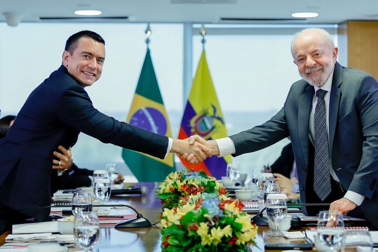 'Laços com vizinhos sul-americanos são prioridade', diz Lula em encontro com direitista Noboa