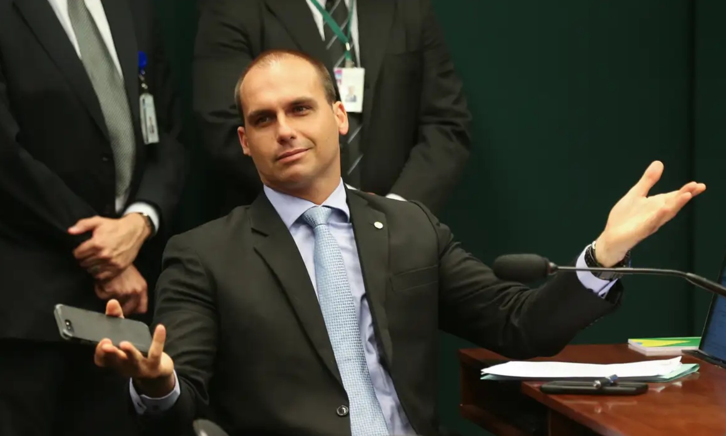 Eduardo Bolsonaro, em 2018, quando declarou, em vídeo, que bastam um soldado e um cabo para fechar o STF; depois da repercussão na época, pediu desculpas pelas redes sociais.