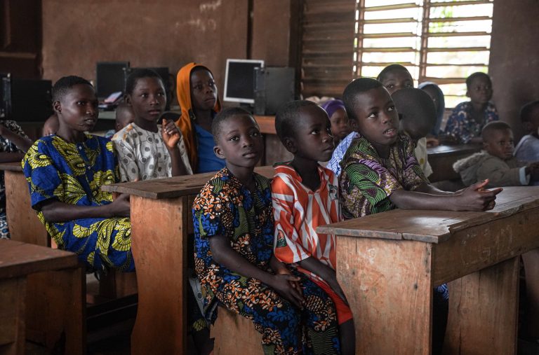 Para preservar cultura ameaçada, escola no Benin ensina língua materna do povo Adja