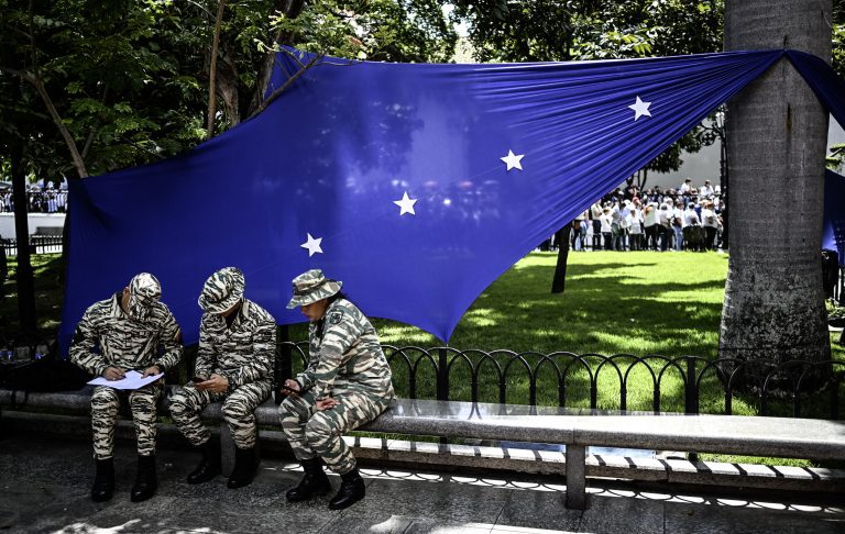 Voluntários se alistam na Venezuela para mostrar mobilização frente a ameaças dos EUA