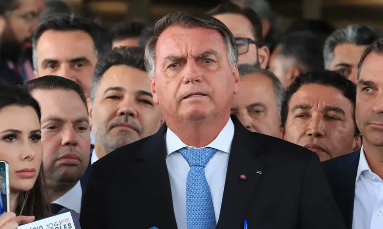 Moraes e Dino votam para manter prisão de Bolsonaro; julgamento no STF vai até as 20h
