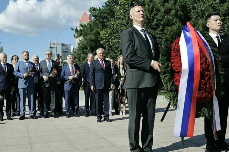 Presidente do parlamento russo é recebido por Xi Jinping em preparação para visita de Putin