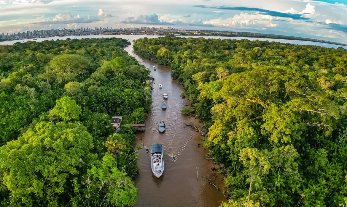 Amazônia Brasileira com cidade ao fundo
