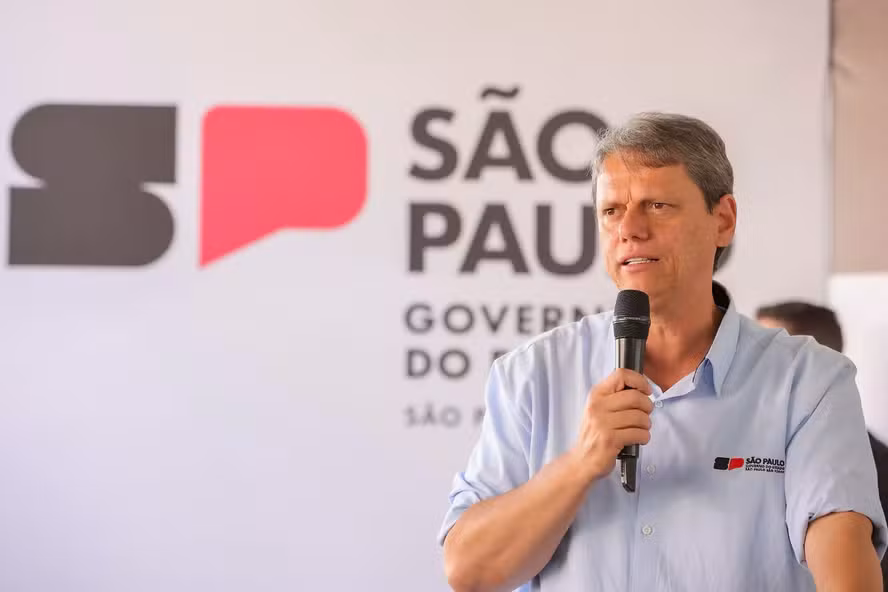 Redução da pressão da água pela Sabesp é 'Robin Hood às avessas', critica especialista