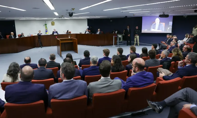 Anistia a Bolsonaro tenta pressionar STF e reposicionar oposição para 2026, analisa professora