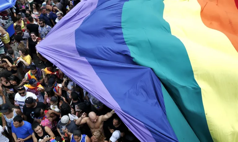 Ainda reduzem população LGBT+ ao termo gay, diz ativista sobre luta por visibilidade bissexual