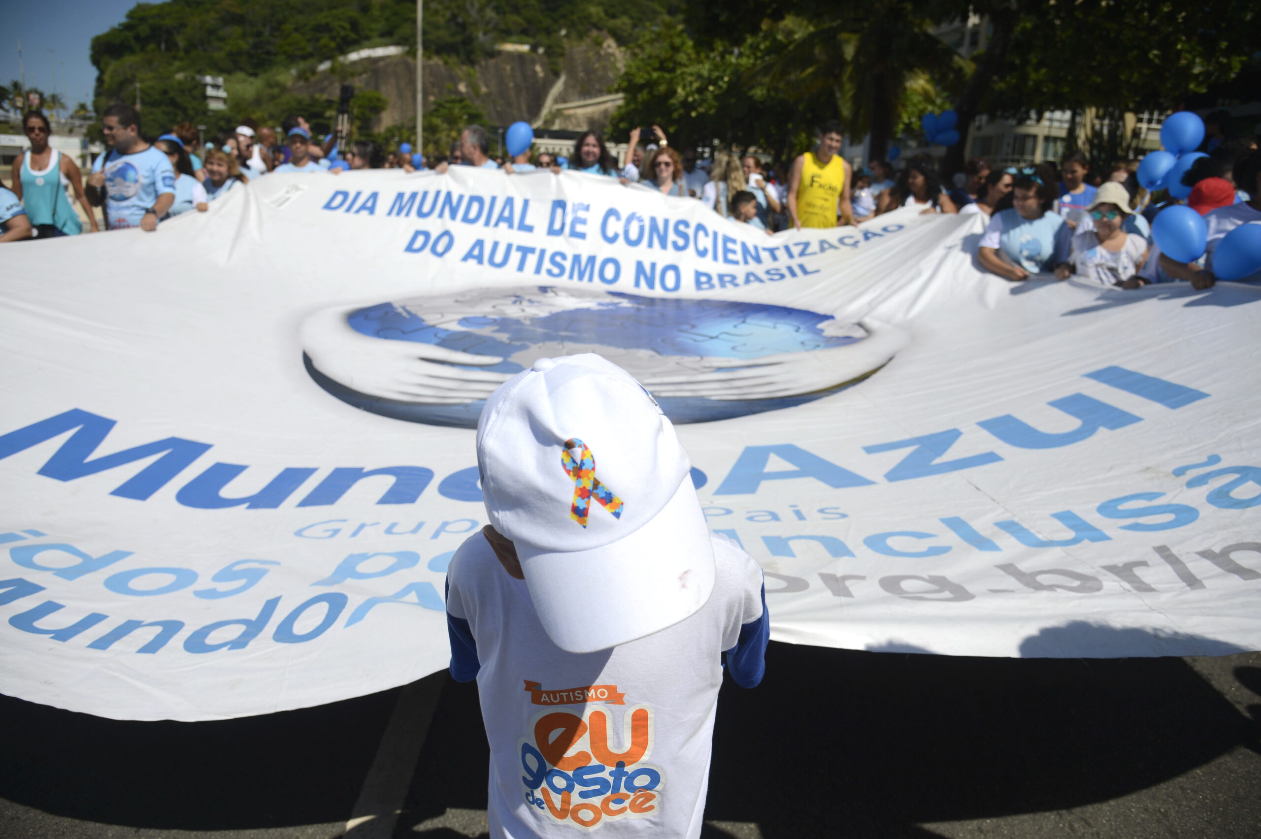 Rio de Janeiro - 8ª Caminhada do Dia Mundial da Conscientização do Autismo, promovida pelo Grupo Mundo Azul, no Leblon, zona sul da cidade. O grupo luta por centros de tratamento e reabilitação para autistas, por atendimento multidisciplinar diagnóstico precoce, educação especial, além de lar terapêutico para os órfãos