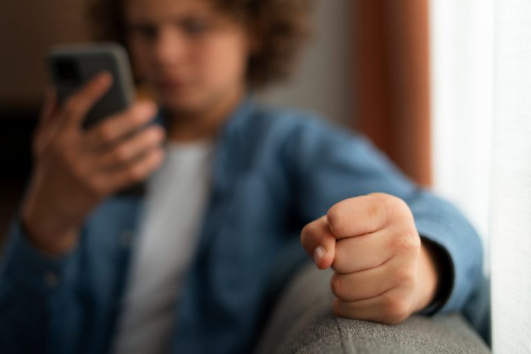 Violência política digital atinge sobretudo mulheres negras; 63% das ameaças citam Marielle 
