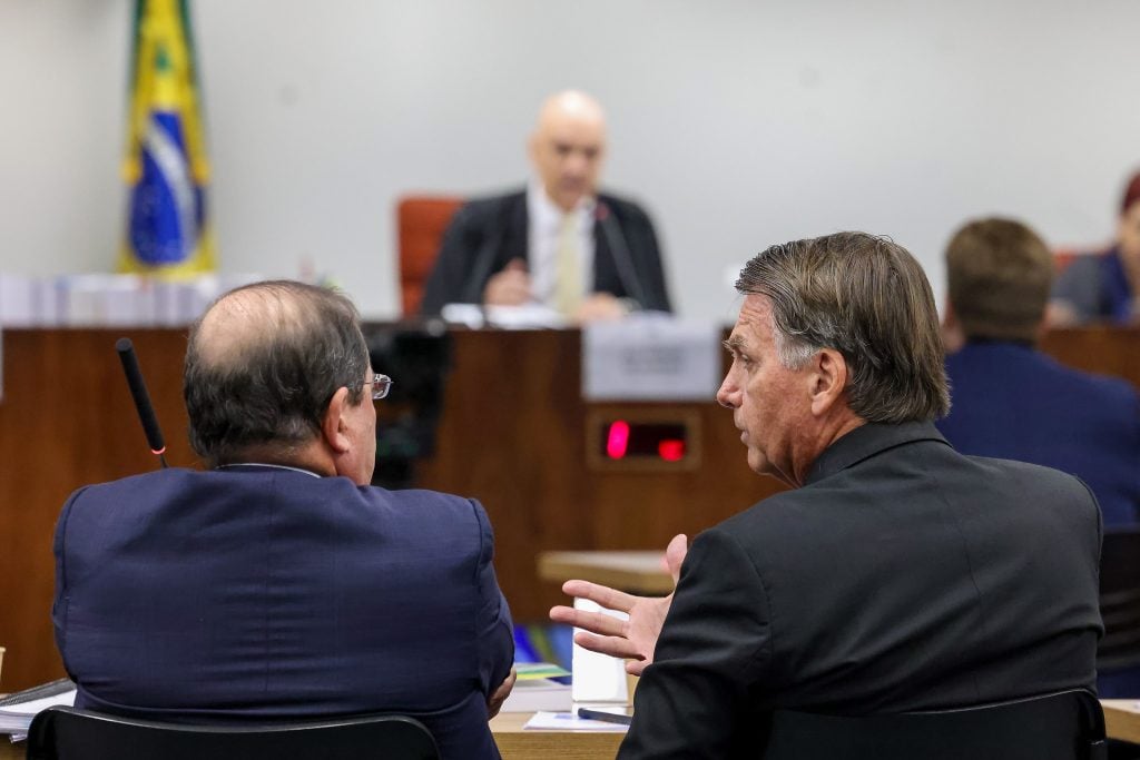 Ex-presidente Jair Bolsonaro (PL) ao lado de advogado durante interrogatório da trama golpista no STF. Atrás, ministro Alexandre de Moraes