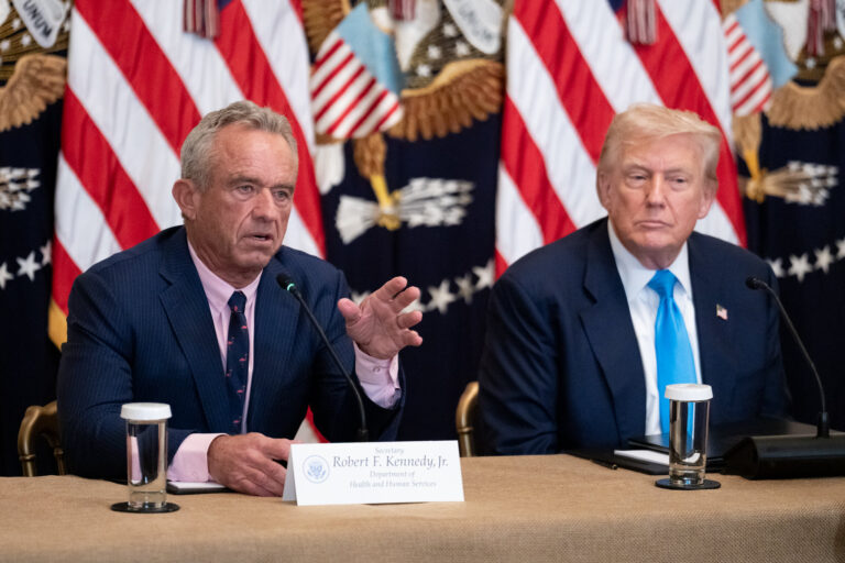 Mentiras de Trump sobre paracetamol prejudicam pacientes, grávidas e autistas