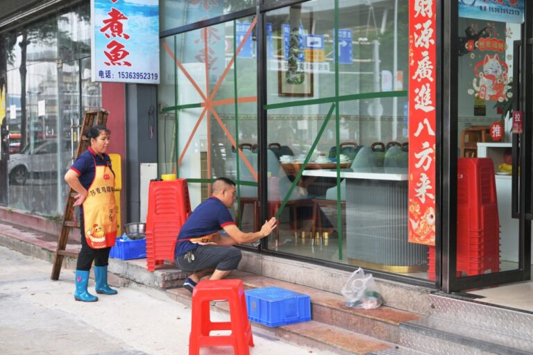 China realoca 400 mil moradores e interrompe serviços em preparação para supertufão Ragasa