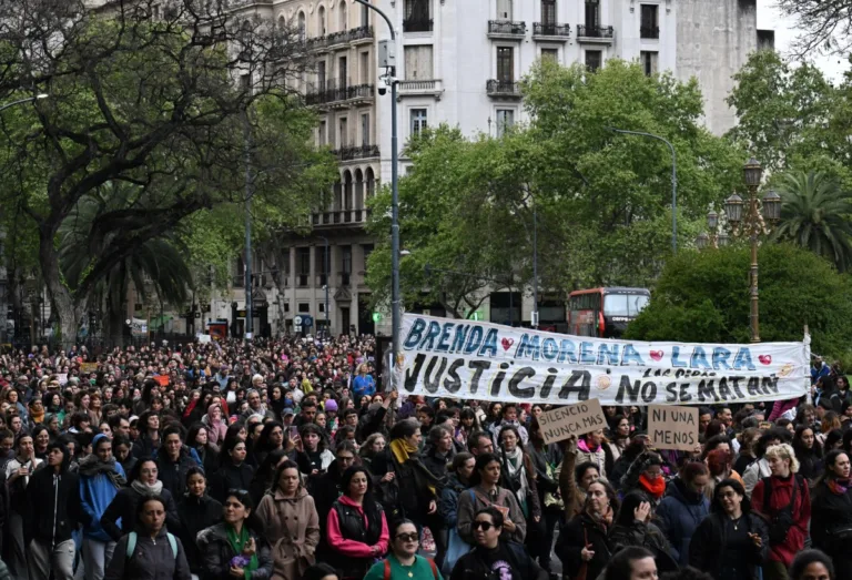 Milhares pedem justiça por triplo feminicídio na Argentina: 'Nossas vidas não são descartáveis'