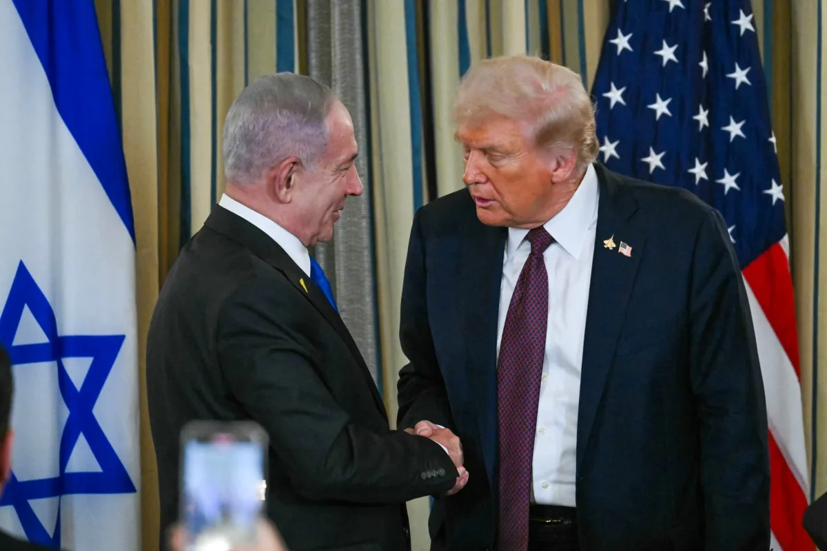 Presidente dos EUA, Donald Trump, e premiê israelense, Benjamin Netanyahu; segundo Rabah, ambos buscam legitimar acordo que não garante paz nem soberania aos palestinos