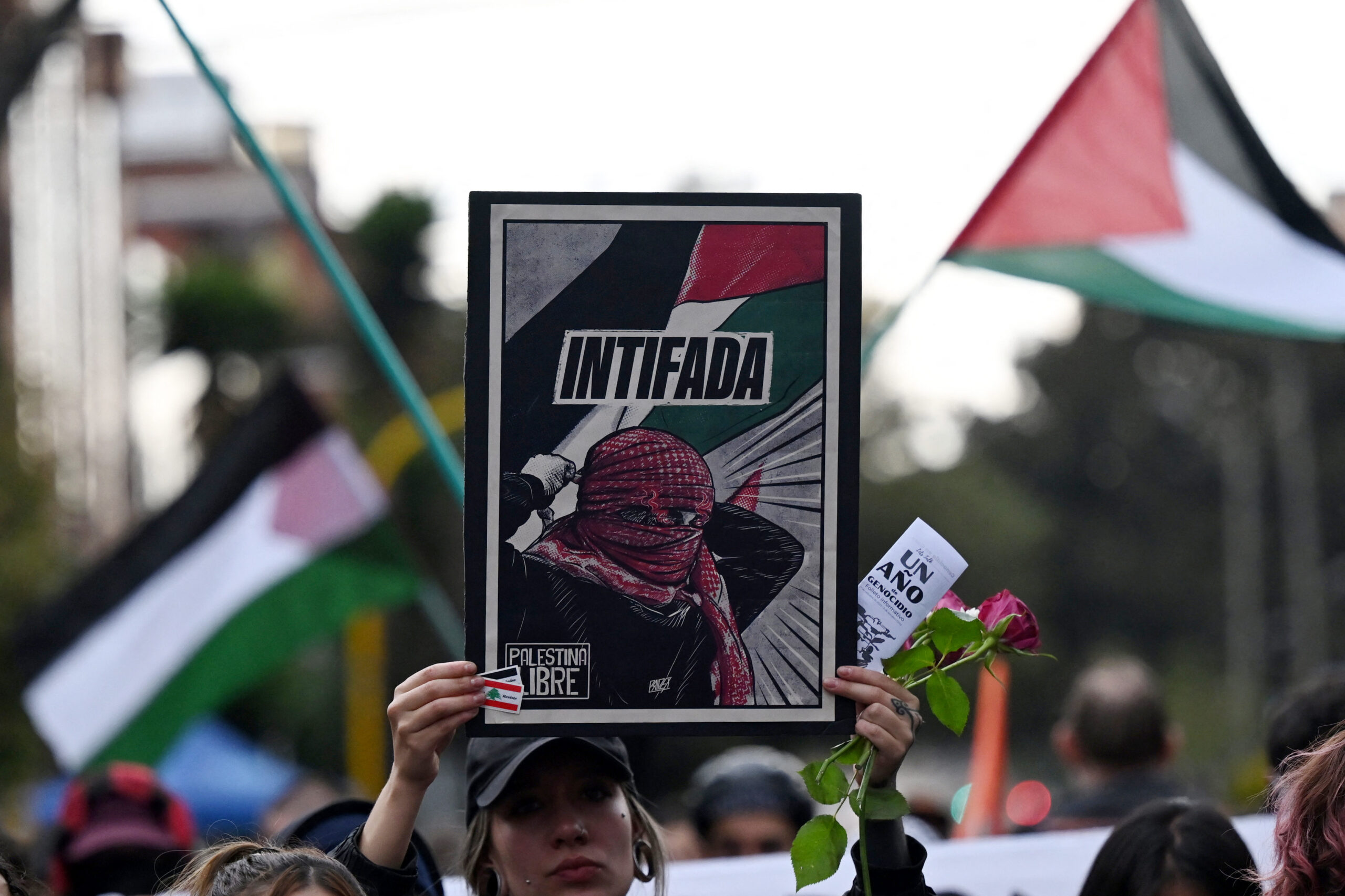Manifestante exibe cartaz com a palavra “Intifada” durante ato pró-Palestina em Bogotá, no aniversário de um ano do conflito entre Israel e Hamas