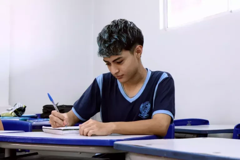 Mais de 4 milhões de estudantes enfrentam atraso escolar no Brasil, aponta Unicef