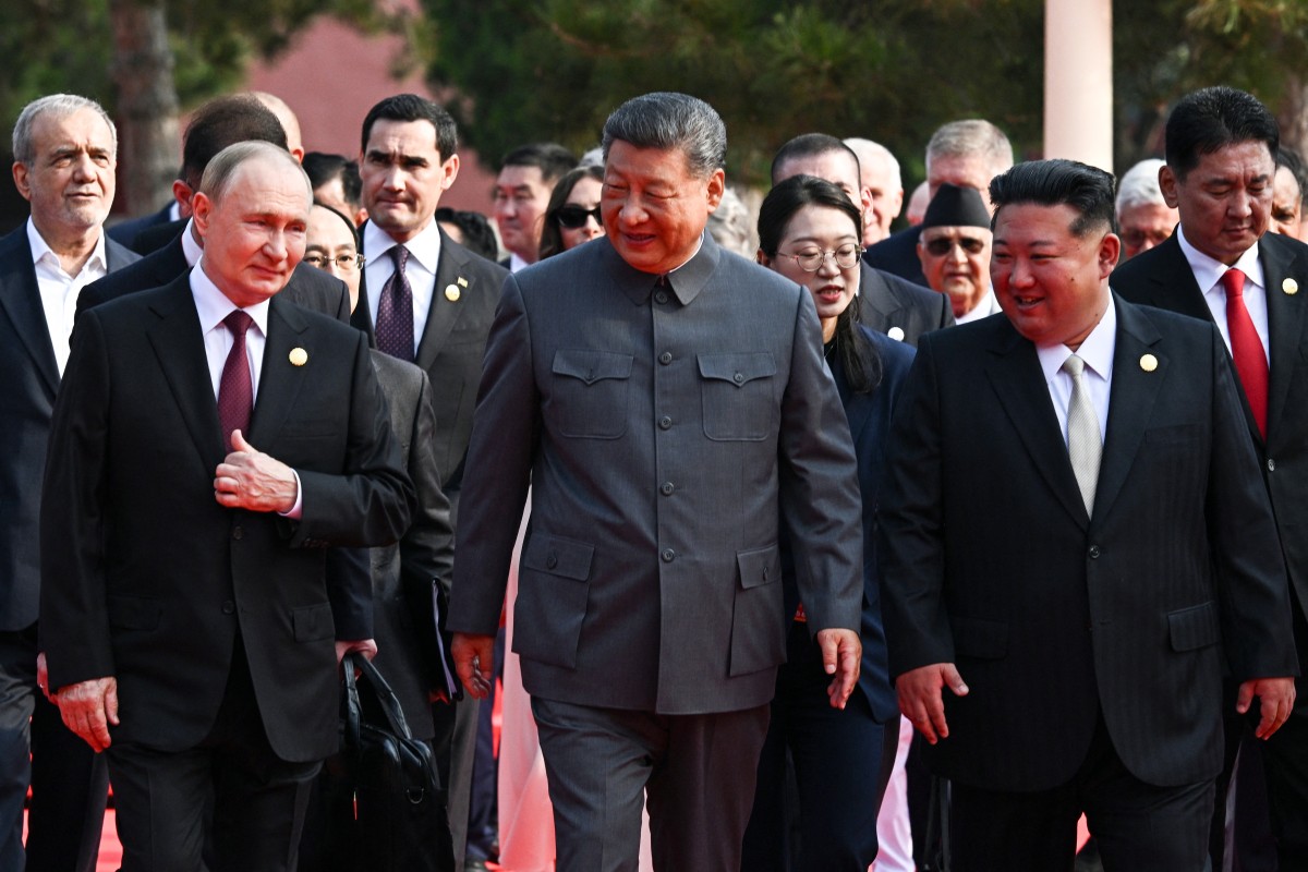 O presidente russo Vladimir Putin; o presidente chinês Xi Jinping; e o líder norte-coreano Kim Jong-un