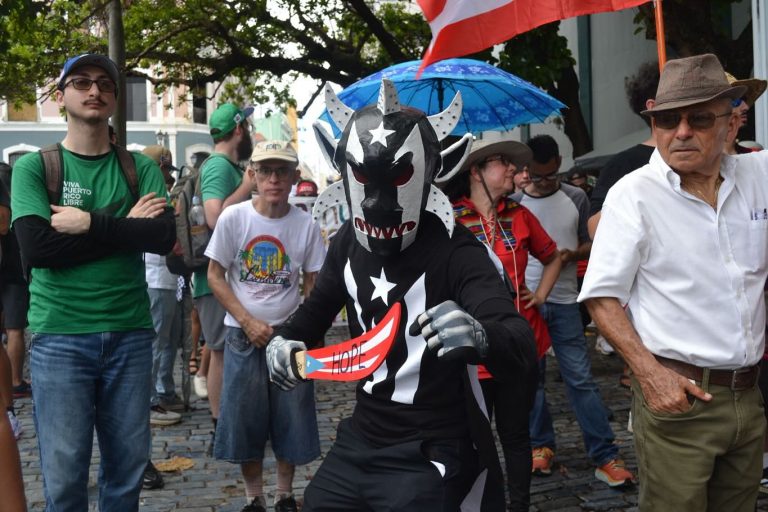 'Estamos perdendo o medo de lutar': milhares marcham pela independência em Porto Rico