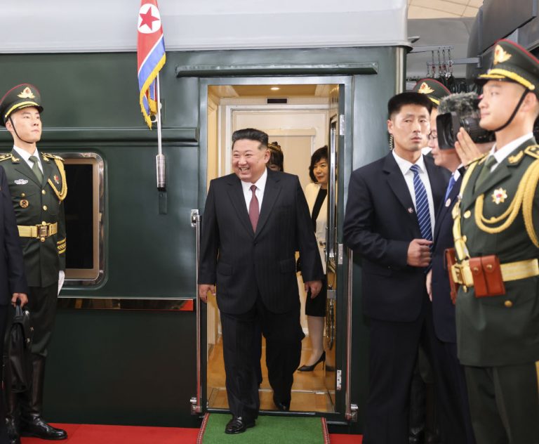 Kim Jong-Un chega a Pequim para celebrar 80 anos da vitória na Guerra Mundial Antifascista