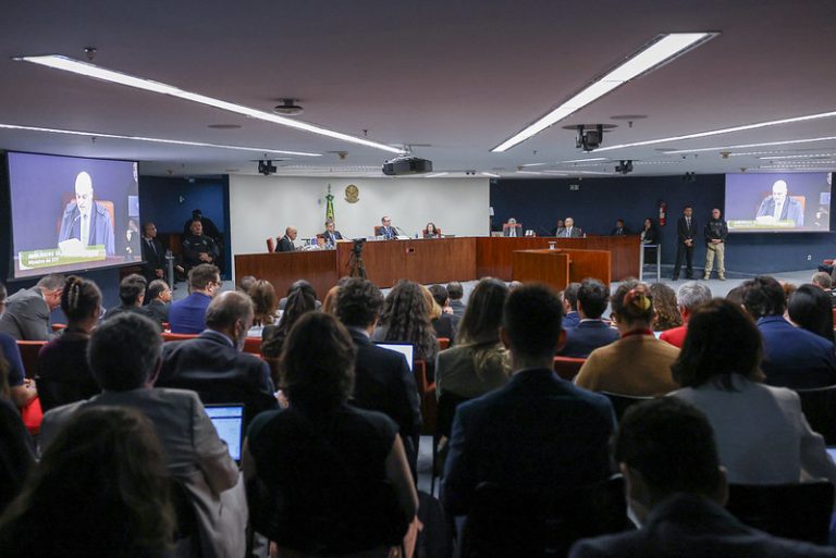 Defesa de Mauro Cid tenta desvincular militar do planejamento do golpe