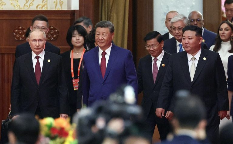 Na China, Vladimir Putin reforça laços com Coreia do Norte