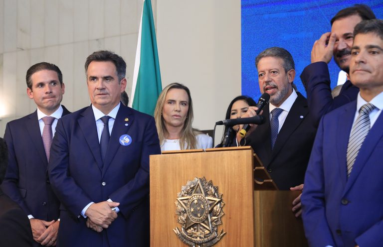 Desembarque do PP e União Brasil cria cenário desafiador para o governo no Congresso