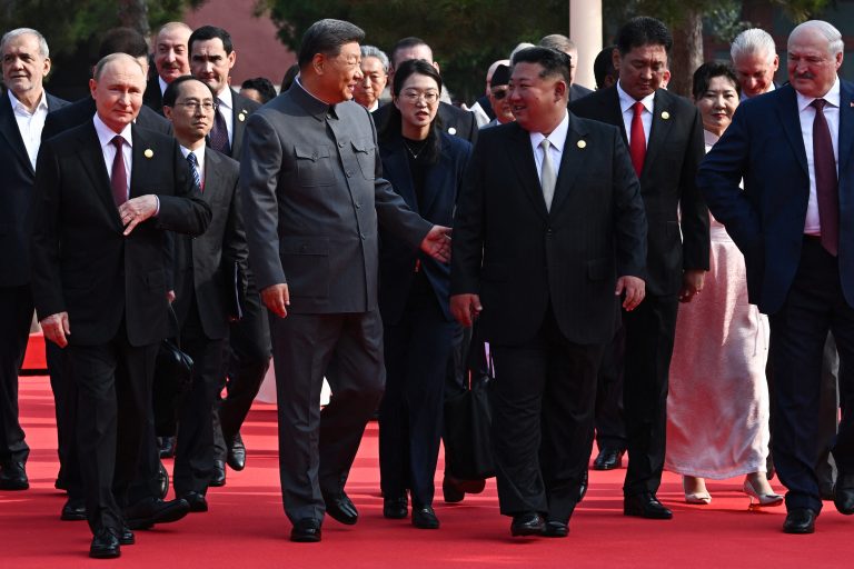 Xi Jinping e Kim Jong-un se reúnem e reafirmam 'amizade tradicional' entre os dois países