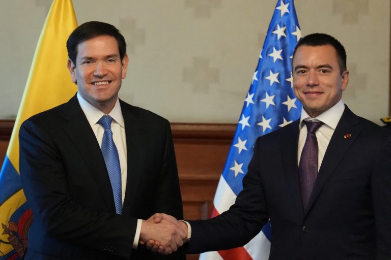 Secretário de Trump visita o Equador e afirma que estuda a instalação de base militar no país