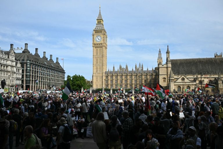 Protesto em apoio a grupo pró-palestino proscrito deixa quase 900 detidos em Londres