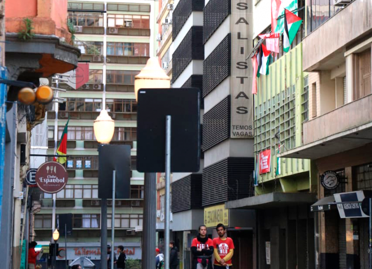 Famílias organizadas pelo MLB ocupam prédio abandonado no centro de Porto Alegre