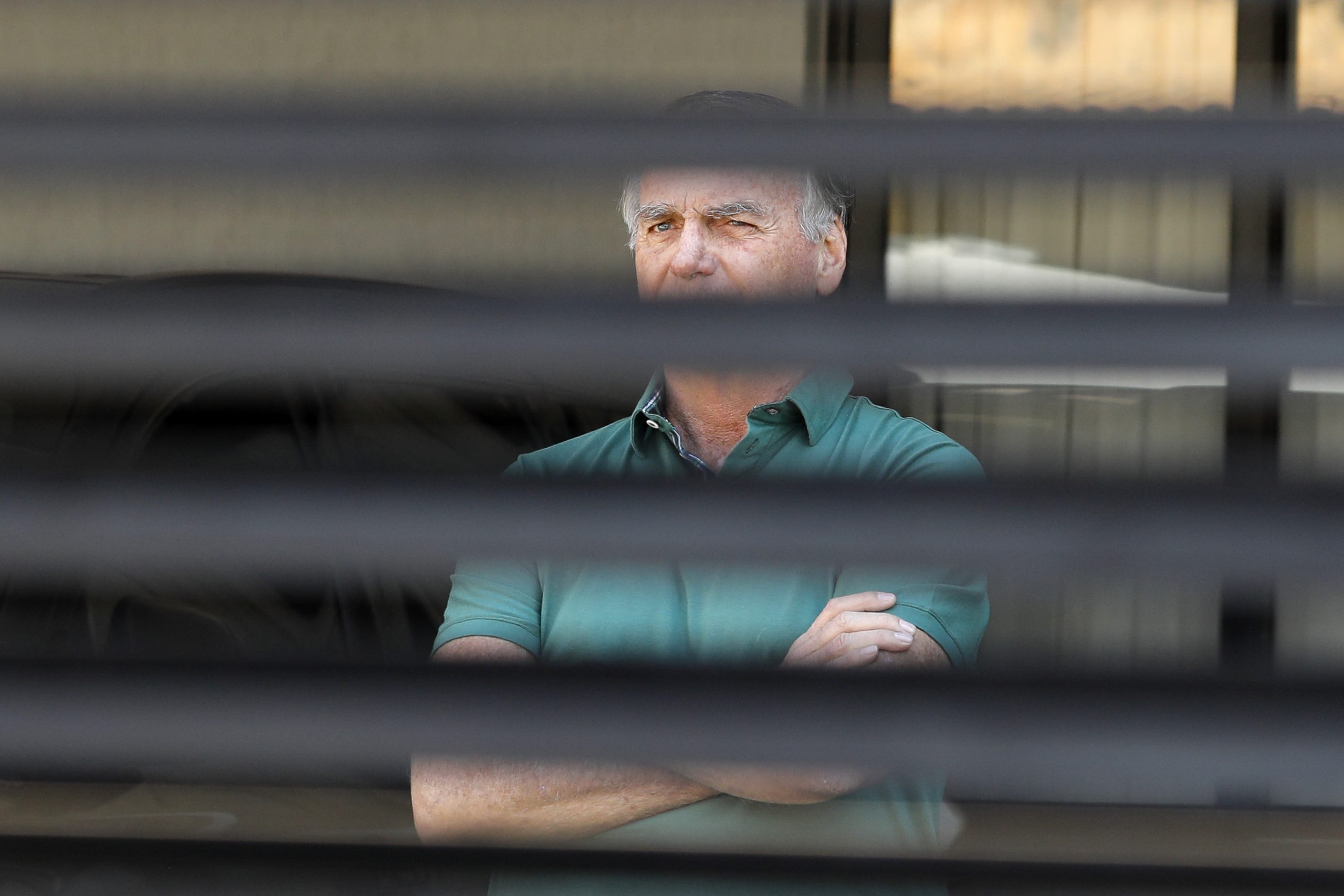 Ex-presidente Jair Bolsonaro em casa, durante julgamento do STF; prisão e inelegibilidade ampliam disputa por herança bolsonarista