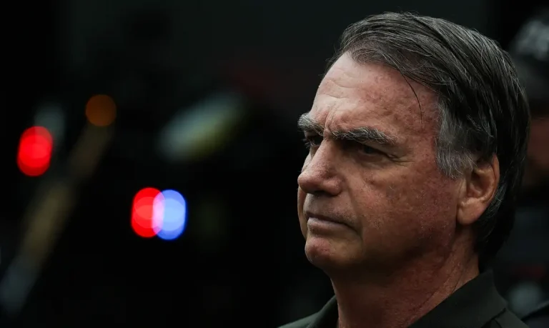 Bolsonaro violou tornozeleira eletrônica para garantir fuga, diz Moraes