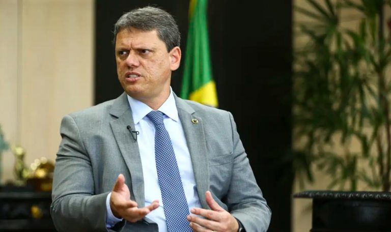 'Tarcísio tem transformado a educação em guerra ideológica', diz professor