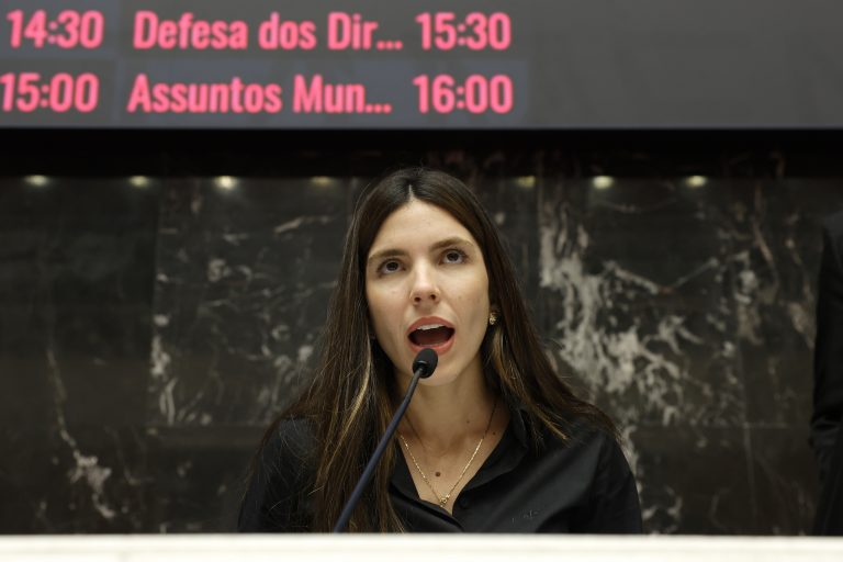 Aécio Neves critica privatização da Copasa em propaganda, mas deputada do PSDB apoia PEC