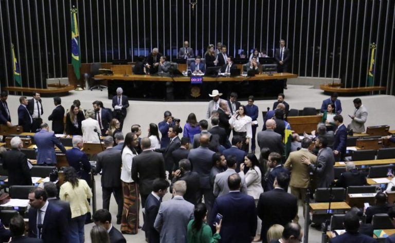 Congresso derruba 56 vetos do PL da Devastação e reduz licenciamento para o agronegócio