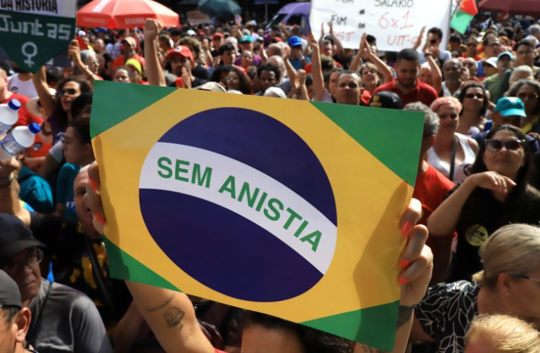 Anistia 'não passa' e dosimetria é aposta de Lula para isolar Bolsonaro, diz cientista político