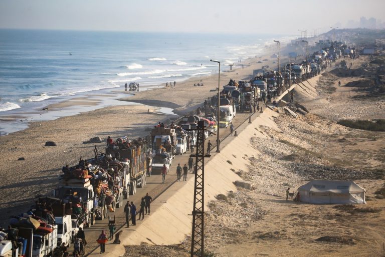 Escalada do genocídio: Israel bombardeia Gaza e corta comunicações do território palestino