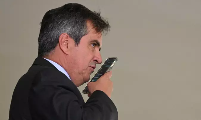 Investigação contra Ciro Nogueira atrapalha planos de Flávio Bolsonaro e Tarcísio nas eleições