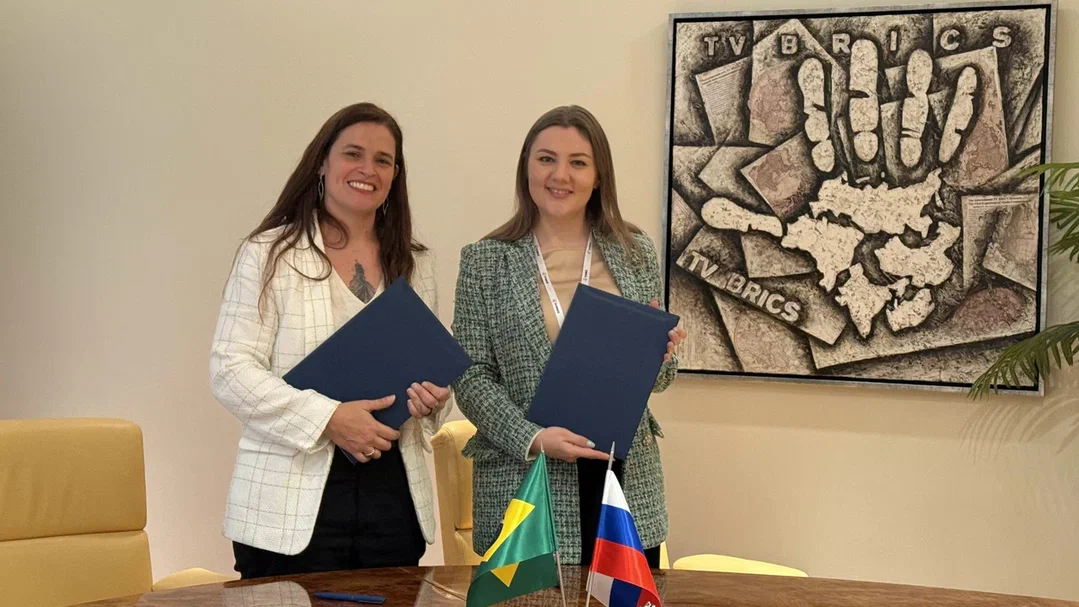 Diretora-executiva do Brasil de Fato, Nina Fideles, e a diretora-geral da TV Brics, Janna Tolstikova, assinam acordo de cooperação, em Moscou, em 19 de setembro de 2025