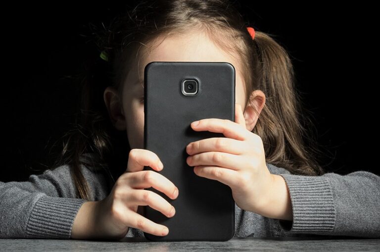 Regulação é avanço, mas educação midiática é urgente, avalia especialista sobre ECA Digital