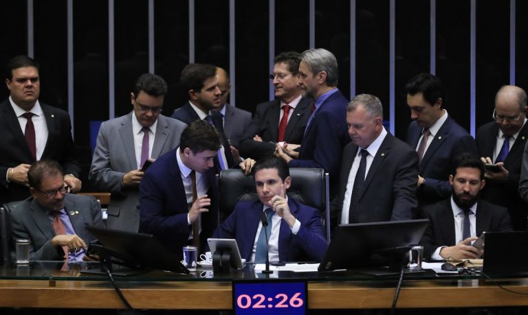 PEC da Blindagem: deputados do PT contrariam esquerda e falam em barganha por pautas do governo