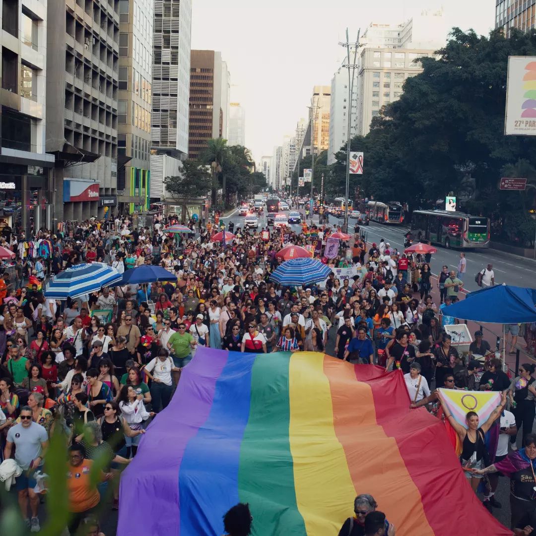 “A posição hétero-homo sem espaço para zonas cinzentas esconde a bissexualidade”, diz antropóloga e pesquisadora Regina Facchini