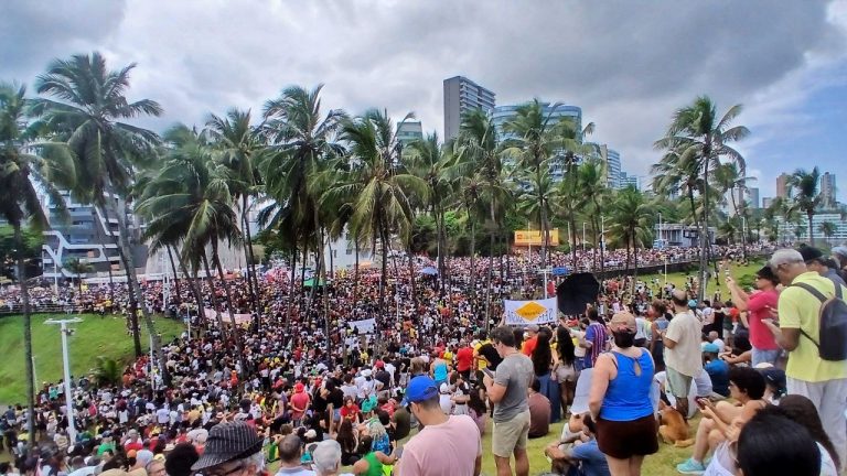 Protesto contra PEC da Blindagem reúne milhares de pessoas em Salvador neste domingo