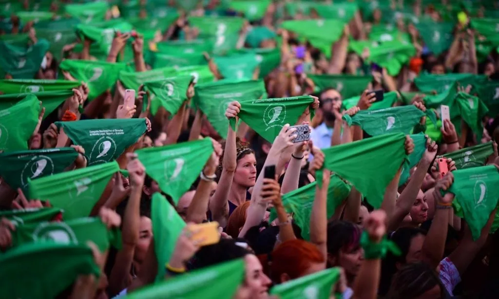 Manifestantes em ato por legalização do aborto na Argentina, em 2020; hoje, aborto é legal no país