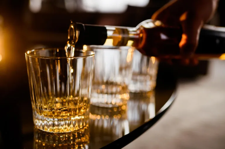 Fim de semana: médica recomenda evitar bebidas alcoólicas por risco de intoxicação por metanol 