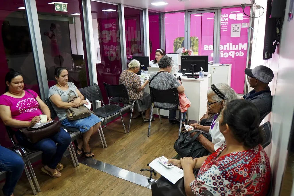 Durante o Outubro Rosa, a Secretaria de Estado da Saúde de São Paulo terá a Carreta da Mamografia, unidades móveis que oferecem exames gratuitos nas regiões de Campinas, Sorocaba, Piracicaba, Registro e na Grande São Paulo